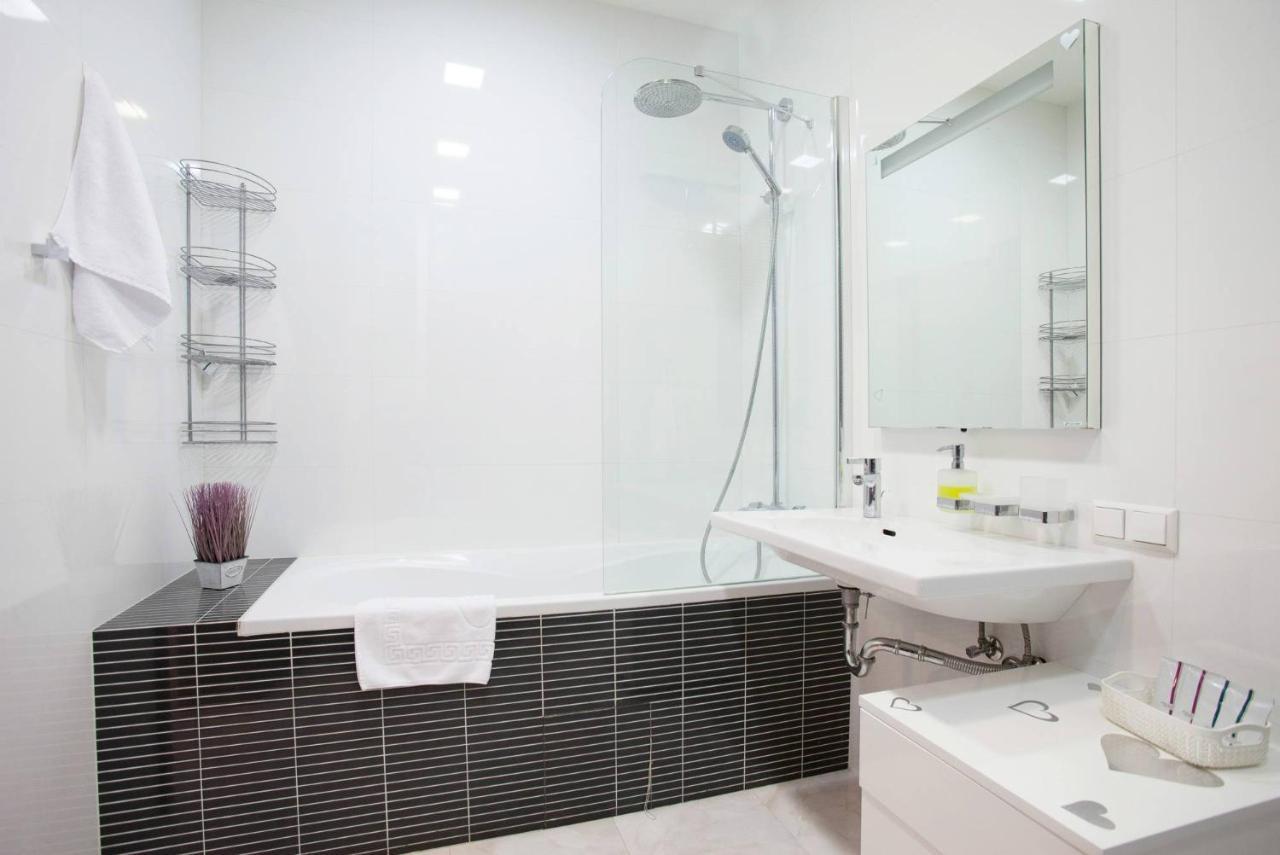 Navit Apartments With Breakfast, Near The Railway Station, The City Center And The Park Kiev Extérieur photo